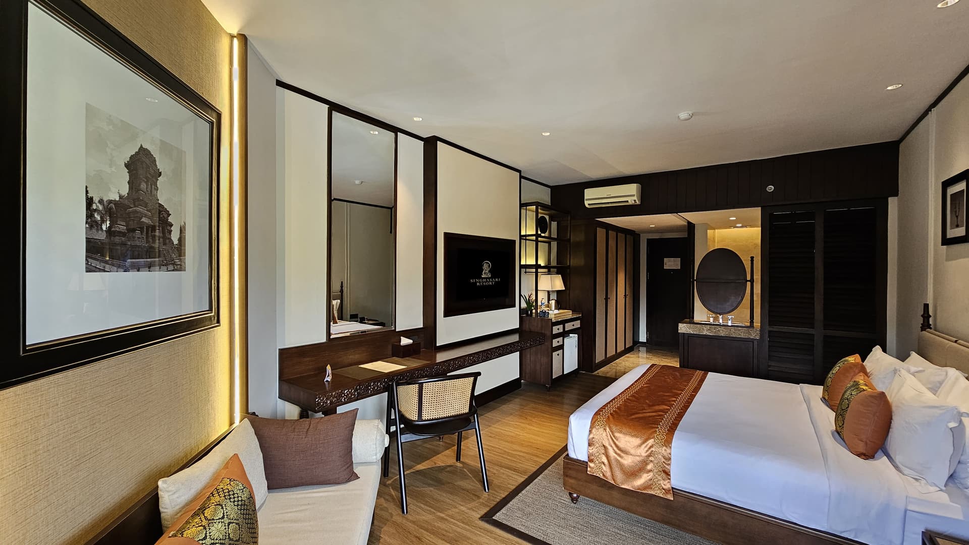 Deluxe Room - Full room panorama with traditional Javanese art