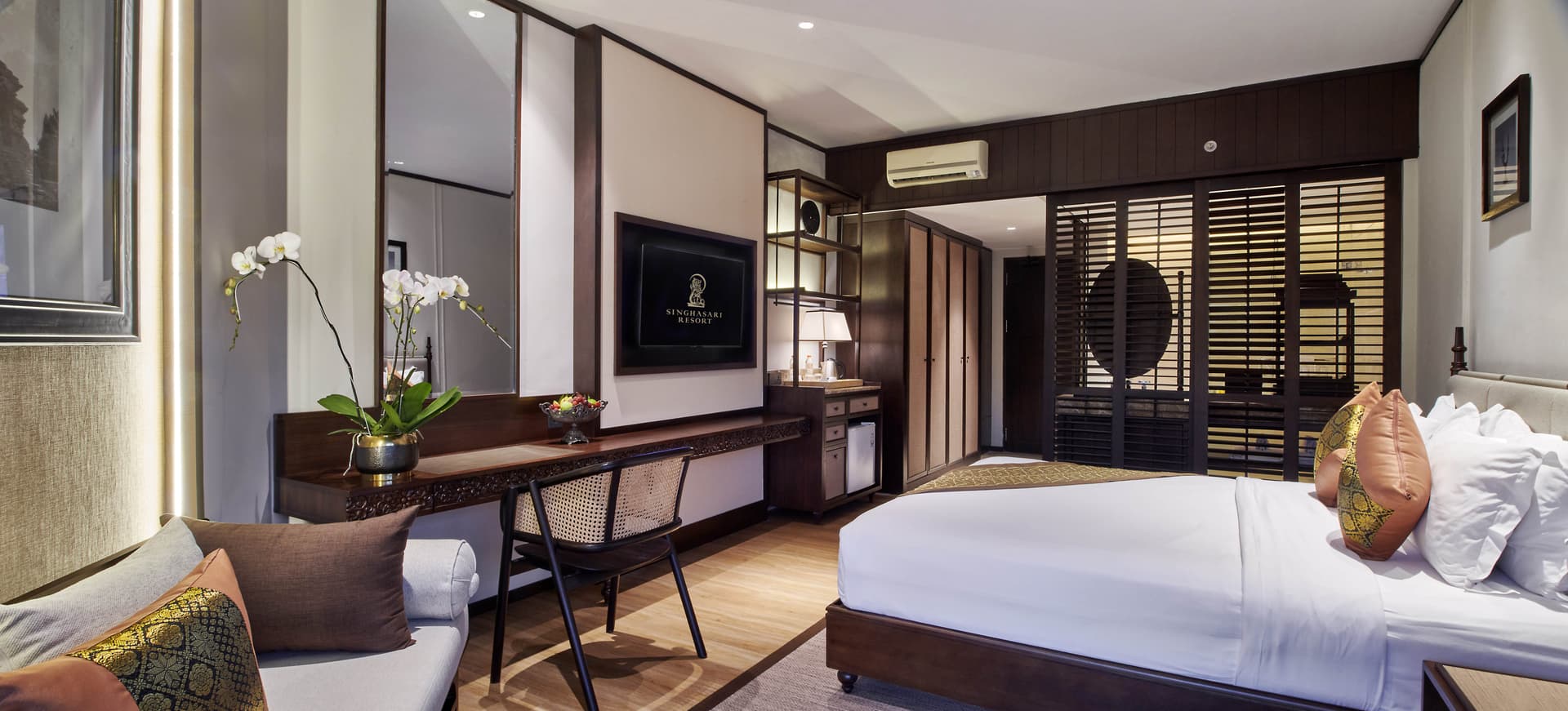 Deluxe Room - Spacious room with work desk and modern amenities