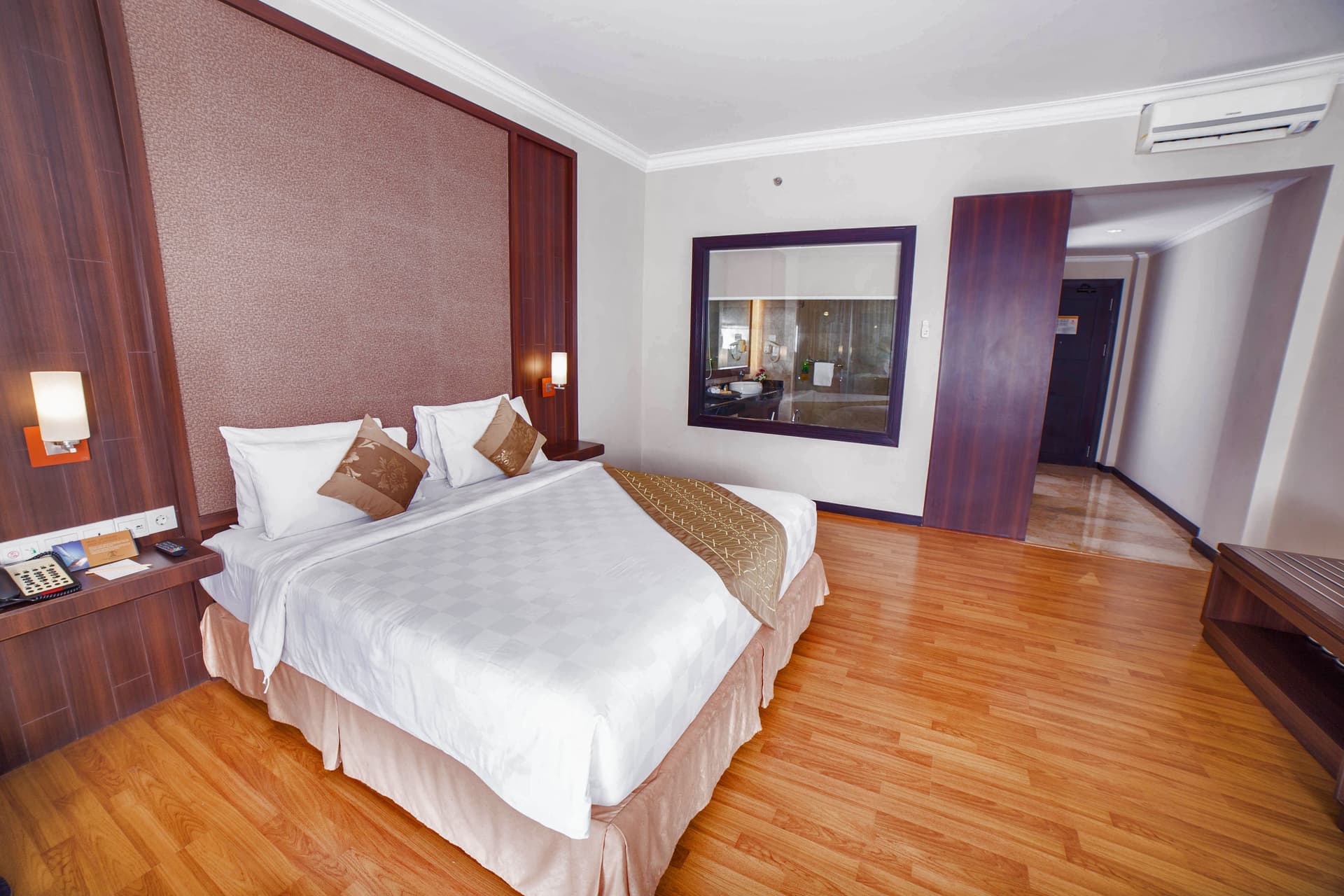 Premier Room - Spacious suite with bathroom view window